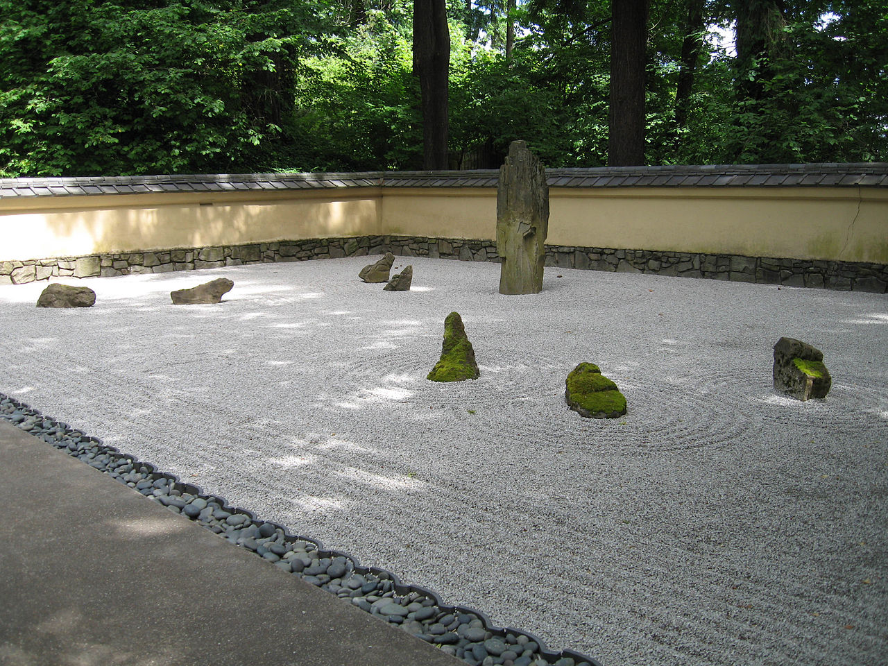 1280px-Portland_Japanese_gardens_zen_garden