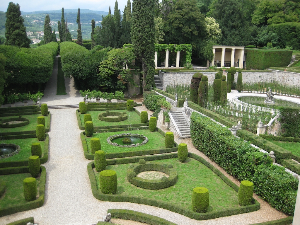 Giardino Rizzardi a Pojega, veduta  con viale carpini e  zona serre e laghetto