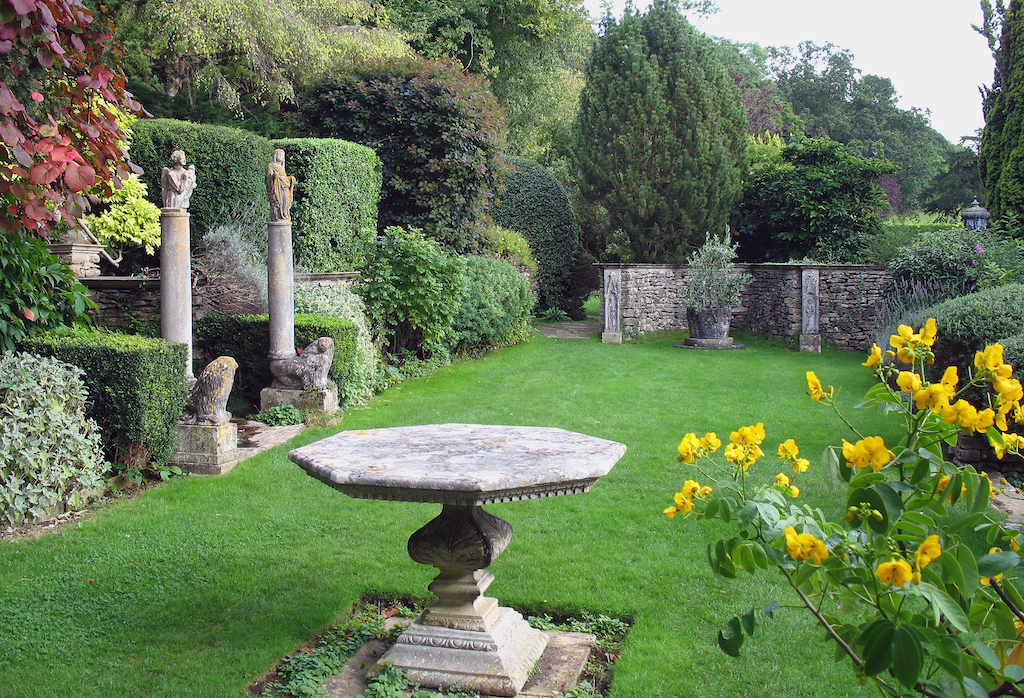 Iford_Manor_-_garden_01