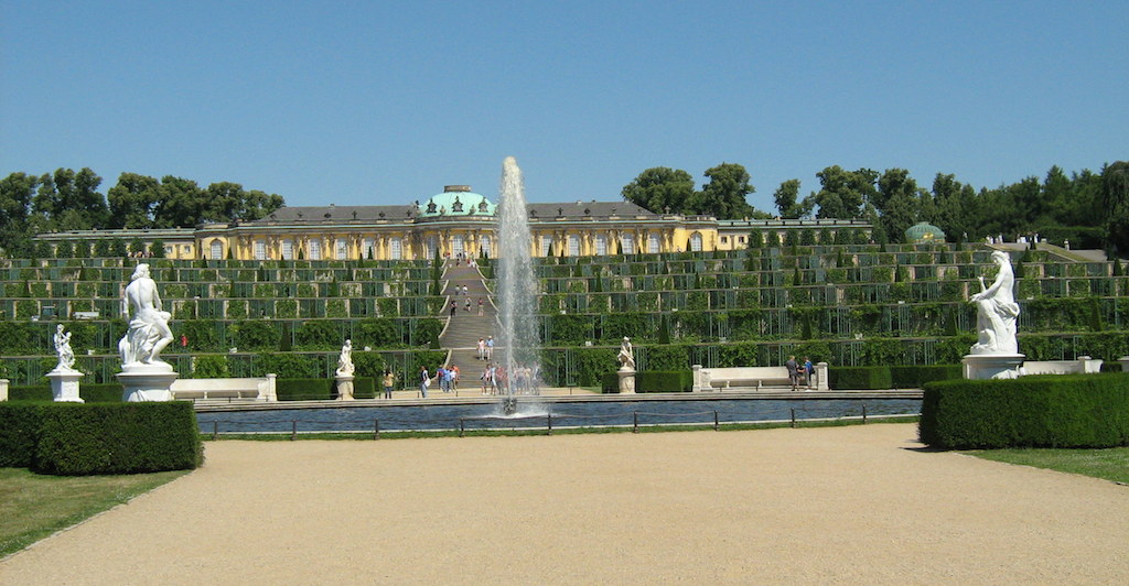 Potsdam_-_Schloss_Sanssouci_mit_Weinberg_2008
