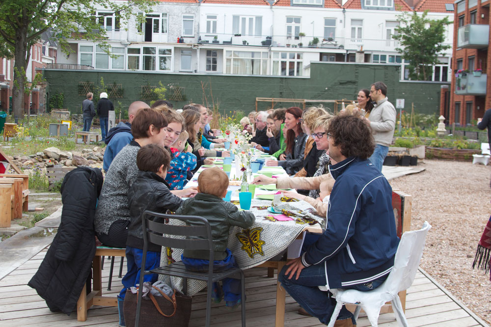 de-lunchtafel-in-het-midden-van-de-zeeheldentuin