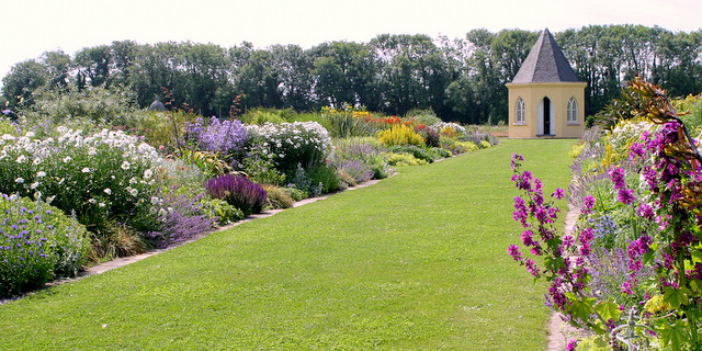 herbacious-border-and-shellhouse-at-ballymaloe-cookery-school1