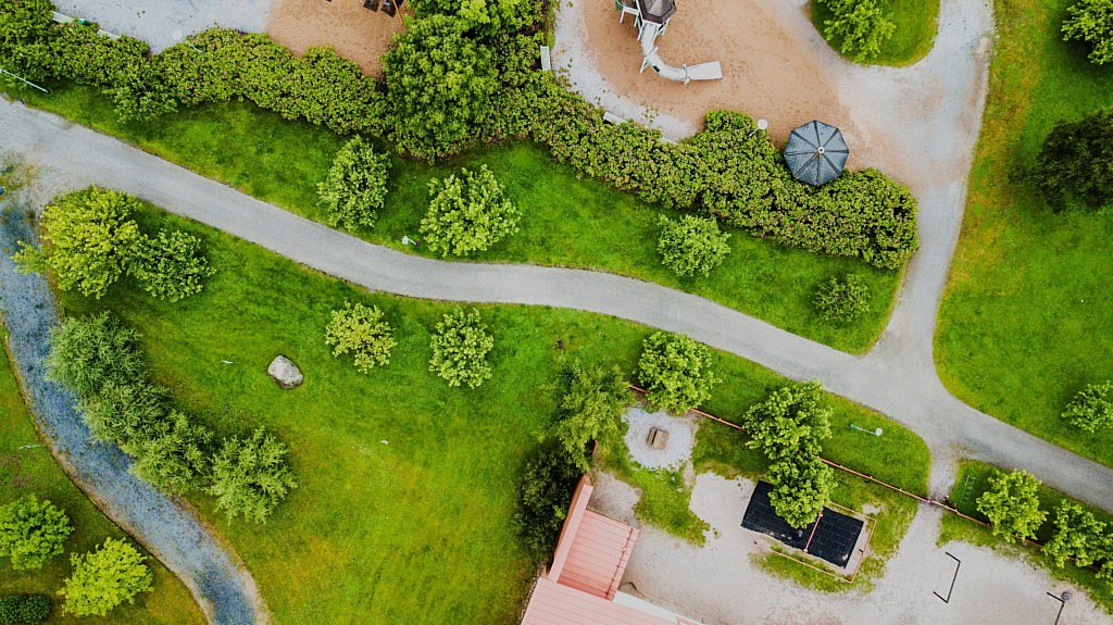 Openbaar groen luchtkwaliteit CG Concept Jaarboek 2020 planten luchtzuivering Green-Air organische stoffen gassen fijn stof licht wind luchtvervuiling bladvorm verstedelijking bomen heggen groene daken groene wanden luchtverontreinigende stoffen gezondheid ecosysteem stad groenelementen Technopol Sierteelt UAntwerpen Vlaamse Milieumaatschappij