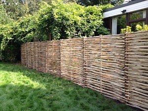 ecologisch houtwerk ecologie duurzaamheid klimaat milieuvriendelijk hout Natuurhout grenen hout tropisch hardhout decoratie omheining afsluiting tuin weide natuur inrichting verduurzaming kastanjehout erfafscheiding bomen CGconcep Magazine