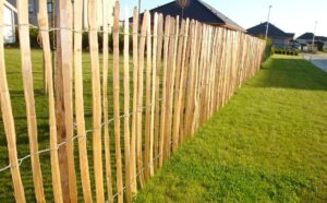 ecologisch houtwerk ecologie duurzaamheid klimaat milieuvriendelijk hout Natuurhout grenen hout tropisch hardhout decoratie omheining afsluiting tuin weide natuur inrichting verduurzaming kastanjehout erfafscheiding bomen CGconcep Magazine