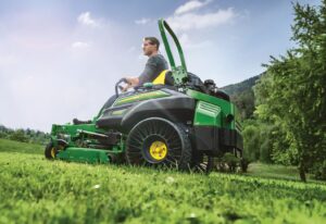 zeroturn-zitmaaiers grote oppervlakten automatisering voordelen aankoop tips inspiratie advies aanbevelingen specialisten producenten John Deere Toro Hustler Cub Cadet Ferris Grasshopper Husqvarna comfort prestaties gras gazon maaien onderhoud tuinen groensector openbaar groen CG Concept Dossier XTRA