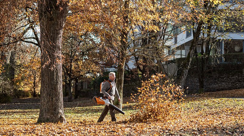 stihl bga 200 nieuw product accublazer landschapstuiniers gemeenten schoonmaakbedrijven duurzaam machines bladeren groenafval zwerfvuil verwijderen geluidsarm gereedschap tuingereedschap accubladblazer blaaskracht