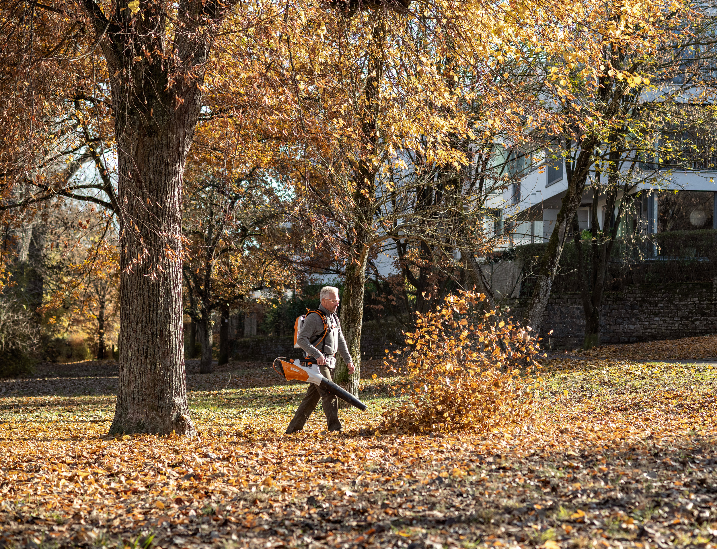 stihl bga 200 nieuw product accublazer landschapstuiniers gemeenten schoonmaakbedrijven duurzaam machines bladeren groenafval zwerfvuil verwijderen geluidsarm gereedschap tuingereedschap accubladblazer blaaskracht