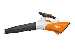 stihl bga 200 nieuw product accublazer landschapstuiniers gemeenten schoonmaakbedrijven duurzaam machines bladeren groenafval zwerfvuil verwijderen geluidsarm gereedschap tuingereedschap accubladblazer blaaskracht