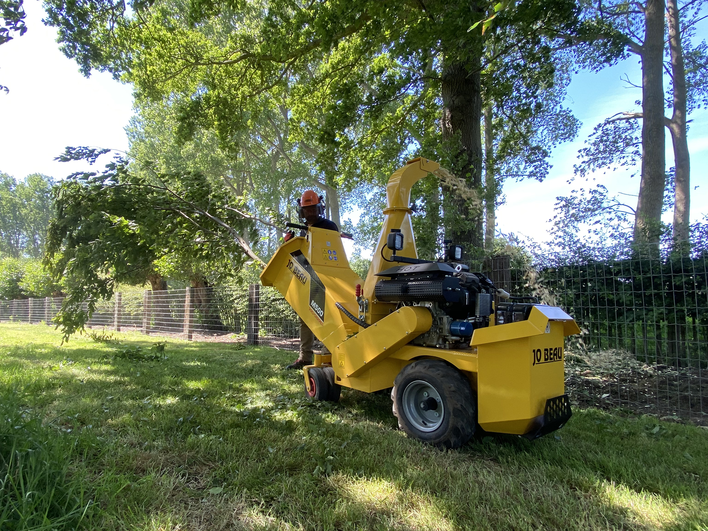 Jo Beau machines hakselaar houtversnipperaar tweedehands nieuw dubbele garantieperiode gebruikte demonstratietoestellen boomstronkfrezen professionale lijn houthakselaars design verticuteermachines cg concept vakmagazine groensector openbare ruimte urbanisme groenvoorzieningen demo groen beurs 2020