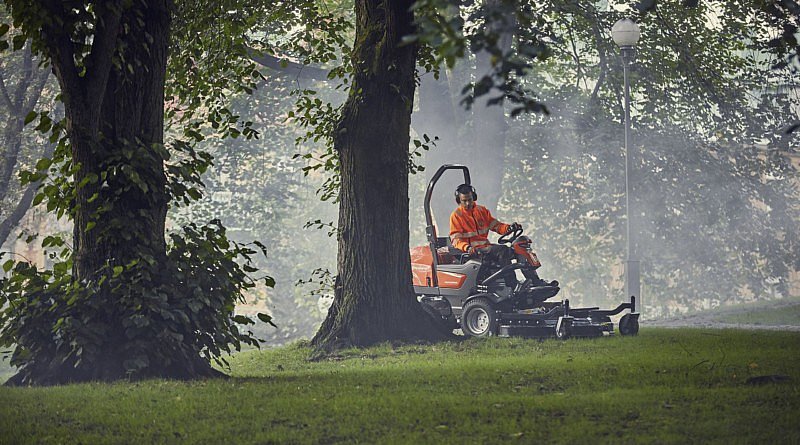 Husqvarna frontmaaier hybride technologie nieuw productnieuws buitenruimte gras maaien gazon maaien professionele grasmaaier groensector groenvoorziening urbanisme cg concept magazine vakmagazine