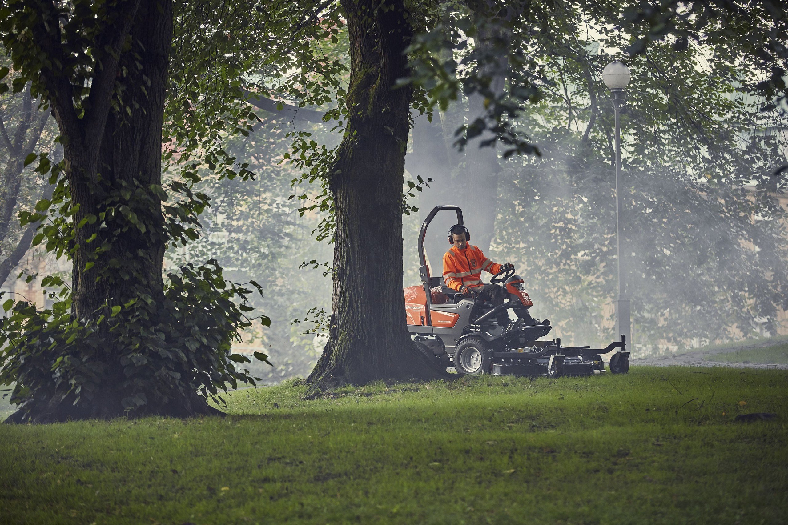 Husqvarna frontmaaier hybride technologie nieuw productnieuws buitenruimte gras maaien gazon maaien professionele grasmaaier groensector groenvoorziening urbanisme cg concept magazine vakmagazine