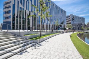 CG Concept vakmagazine vakblad groensector België tuinaanleggers tuinontwerpers tuinonderhoud tuinarchitecten tuinarchitectuur landschapsarchitecten groendiensten tuinaanleg tuininspiratie jaarboek professionele groensector annual 2021 klimaatverandering klimaat klimaatuitdagingen oplossingen tips info verharding stenen beton klostermann leverancier producent ecosave-systeem stenen waterdoorlaatbaarheid voordelen klimaatneutrale productie duurzaamheid milieubewust