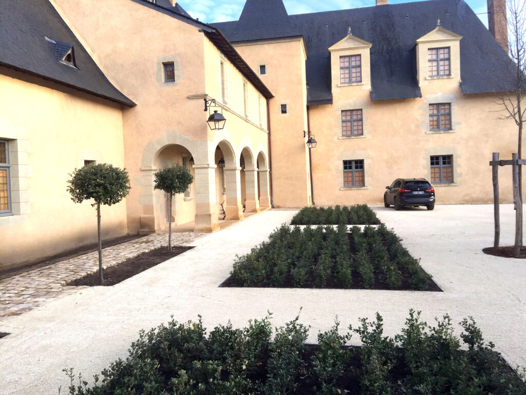 Voortuin met Quercus Ilex van Boomkwekerij Hugo Maes