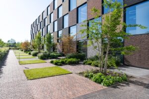 Steenbakkerij Vande Moortel 2021, een klimaatbestendige site met waterdoorlatende verhardingen.