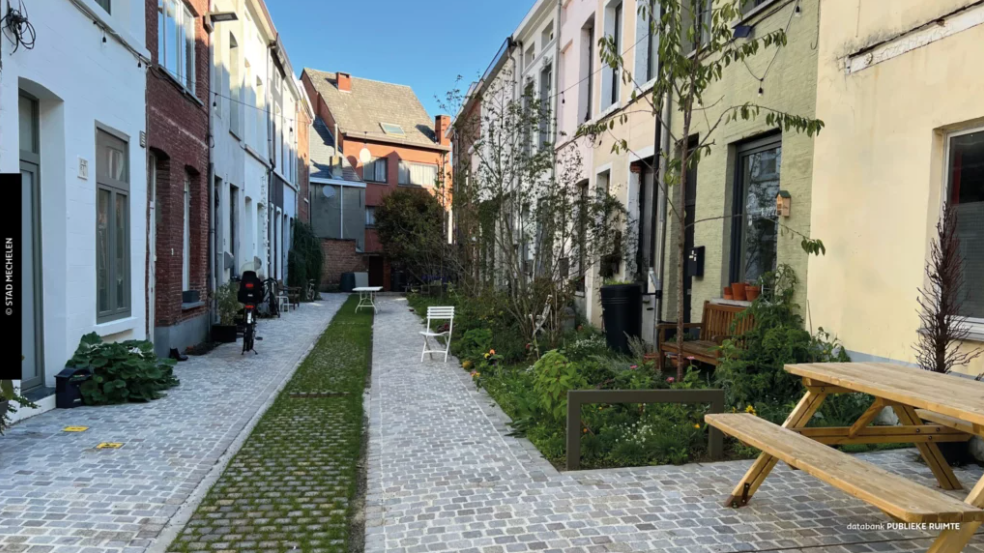 De nieuwe straat nodigt uit tot het plaatsen van tafels, stoelen, picknicktafel of integratie van een regenwaterton.