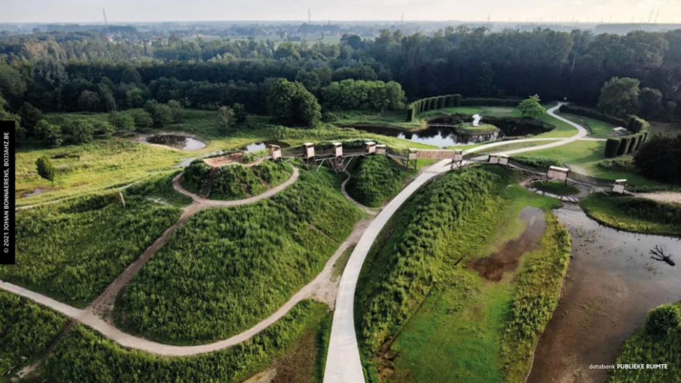 De 15 meter hoge uitkijk- en speelheuvel lokt de bezoekers voorbij het speelplein tot in het hart van het domein en is bereikbaar via nieuwe betonpaden en avontuurlijke struinroutes.