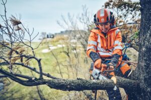 Husqvarna introduceert 's werelds eerste accukettingzaag met koppeling.