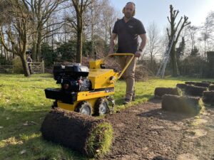 De graszodensnijder SC550 van Jo Beau in gebruik door een tuinaannemer.