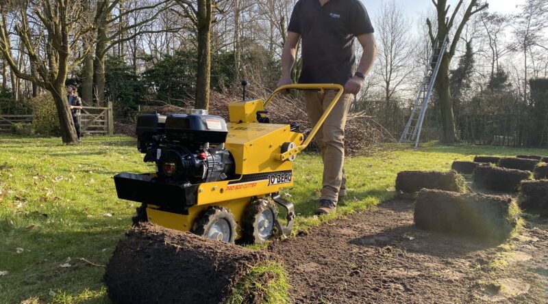 De graszodensnijder SC550 van Jo Beau in gebruik door een tuinaannemer.