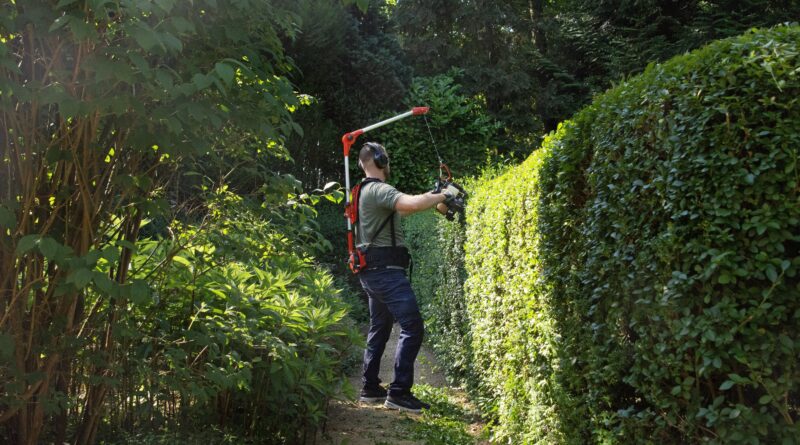 De Elephants Trunk 3, het vernieuwde ergonomische harnas van GTM Professional. Het harnas reduceert het gewicht van de heggenschaar met 3 kilogram.