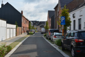 Straat in Denderleeuw als voorbeeld van klimaatbestendig groenbeheer.