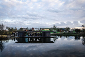 NOA Outdoor Living is een vernieuwend, prestigieus en uniek landschapspark te Kruisem dat bezoekers weet te overtuigen van de nieuwe trends in het buitengebeuren. De grootschalige aanpak, het dozijn aan thematuinen en de talrijke paviljoenen geven een nieuwe dimensie aan het begrip buitenbeleving.