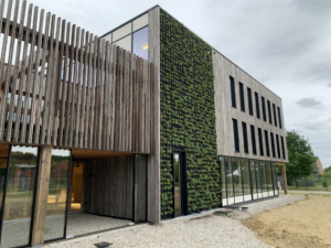 De voordelen van verticaal groen: het circulaire kantoorgebouw van Kamp C in Westerlo.