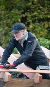 Voor ons nieuwste testproject in CG Concept hebben we een unieke houtopslag gecreëerd met een geïntegreerde kippenren, perfect passend in de natuurlijke omgeving van een landelijke tuin. Dit constructieproject vroeg om precisie en duurzaamheid. We konden hiervoor enkele professionele gereedschappen van Bosch testen.