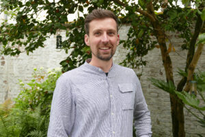 Met een achtergrond in tuinbouw en een bachelor in agro- en biotechnologie legt Jeroen sinds de oprichting van zijn bedrijf in 2010 een sterke focus op duurzame en natuurlijke tuinoplossingen. Maak kennis met Jeroen Maes van Groen Atelier.