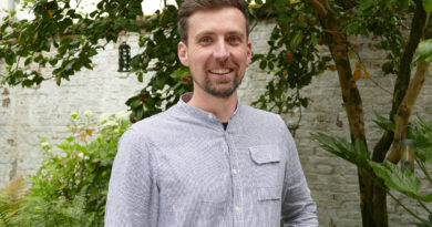 Met een achtergrond in tuinbouw en een bachelor in agro- en biotechnologie legt Jeroen sinds de oprichting van zijn bedrijf in 2010 een sterke focus op duurzame en natuurlijke tuinoplossingen. Maak kennis met Jeroen Maes van Groen Atelier.