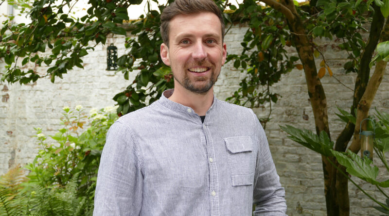 Met een achtergrond in tuinbouw en een bachelor in agro- en biotechnologie legt Jeroen sinds de oprichting van zijn bedrijf in 2010 een sterke focus op duurzame en natuurlijke tuinoplossingen. Maak kennis met Jeroen Maes van Groen Atelier.