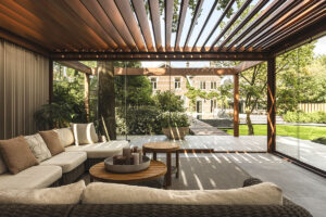 Bij Villa Arte in Laren werd een volwassen boom het kloppende hart van een nieuwe buitenruimte. Dankzij de modulaire overkapping van Amani en Renson Outdoor ontstond een luxueuze cocon waarin natuur en architectuur elkaar versterken.