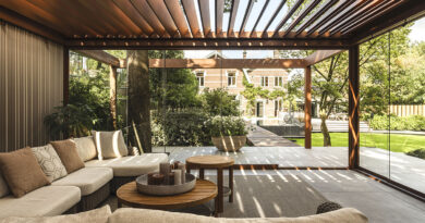 Bij Villa Arte in Laren werd een volwassen boom het kloppende hart van een nieuwe buitenruimte. Dankzij de modulaire overkapping van Amani en Renson Outdoor ontstond een luxueuze cocon waarin natuur en architectuur elkaar versterken.