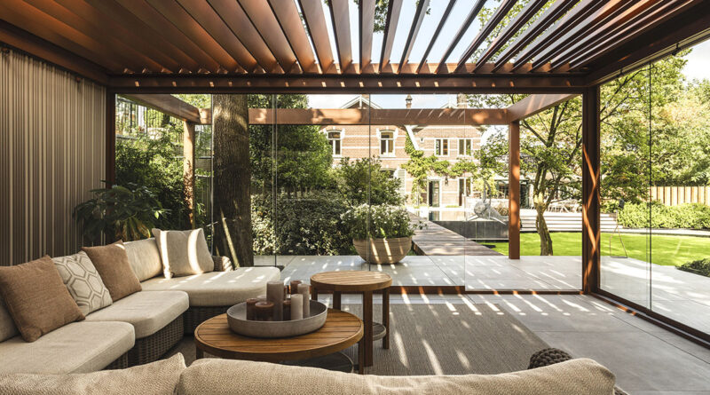 Bij Villa Arte in Laren werd een volwassen boom het kloppende hart van een nieuwe buitenruimte. Dankzij de modulaire overkapping van Amani en Renson Outdoor ontstond een luxueuze cocon waarin natuur en architectuur elkaar versterken.