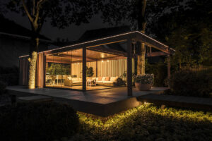 Bij Villa Arte in Laren werd een volwassen boom het kloppende hart van een nieuwe buitenruimte. Dankzij de modulaire overkapping van Amani en Renson Outdoor ontstond een luxueuze cocon waarin natuur en architectuur elkaar versterken.