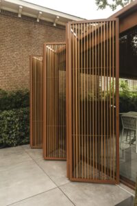 Bij Villa Arte in Laren werd een volwassen boom het kloppende hart van een nieuwe buitenruimte. Dankzij de modulaire overkapping van Amani en Renson Outdoor ontstond een luxueuze cocon waarin natuur en architectuur elkaar versterken.