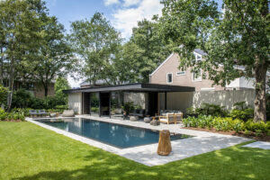 Bij de realisatie van dit poolhouse heeft Zwembaden Valkenborgh niets aan het toeval overgelaten. Vakmanschap en kwalitatieve materialen vormen de kern van dit project. Van de volledig uitgeruste keuken met kookeiland en wijnkoeler tot de op maat gemaakte inbouwkasten, alles is met oog voor detail afgewerkt.