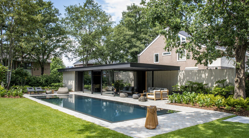 Bij de realisatie van dit poolhouse heeft Zwembaden Valkenborgh niets aan het toeval overgelaten. Vakmanschap en kwalitatieve materialen vormen de kern van dit project. Van de volledig uitgeruste keuken met kookeiland en wijnkoeler tot de op maat gemaakte inbouwkasten, alles is met oog voor detail afgewerkt.