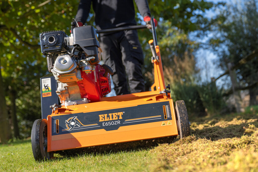 De nieuwste E-ZR verticuteermachines van ELIET zijn bijzonder geschikt om het gazon te verticuteren. Deze zelfrijdende verticuteermachines beschikken over messen die tegen de rijrichting in draaien. 