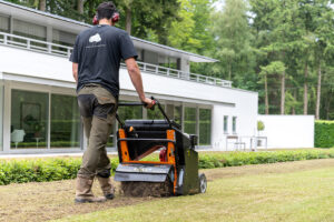 De nieuwste E-ZR verticuteermachines van ELIET zijn bijzonder geschikt om het gazon te verticuteren. Deze zelfrijdende verticuteermachines beschikken over messen die tegen de rijrichting in draaien. 