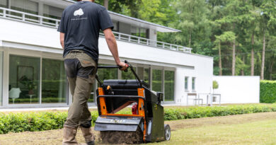 De nieuwste E-ZR verticuteermachines van ELIET zijn bijzonder geschikt om het gazon te verticuteren. Deze zelfrijdende verticuteermachines beschikken over messen die tegen de rijrichting in draaien. 