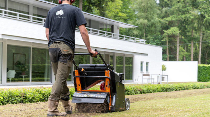 De nieuwste E-ZR verticuteermachines van ELIET zijn bijzonder geschikt om het gazon te verticuteren. Deze zelfrijdende verticuteermachines beschikken over messen die tegen de rijrichting in draaien. 