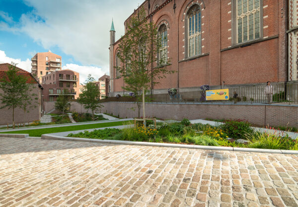 Kerktuin Wetteren: ontharding als fundament voor een klimaatrobuuste toekomst