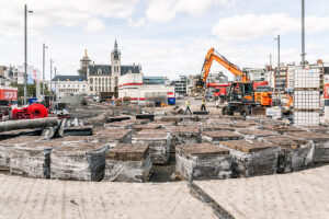 Meer dan 60% van de oude Vande Moortel kleiklinkers is gerecupereerd en krijgt een nieuw leven op de Grote Markt, terwijl het resterende deel als recuperatieklinkers wordt verkocht.
