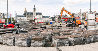 Meer dan 60% van de oude Vande Moortel kleiklinkers is gerecupereerd en krijgt een nieuw leven op de Grote Markt, terwijl het resterende deel als recuperatieklinkers wordt verkocht.