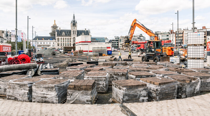 Meer dan 60% van de oude Vande Moortel kleiklinkers is gerecupereerd en krijgt een nieuw leven op de Grote Markt, terwijl het resterende deel als recuperatieklinkers wordt verkocht.
