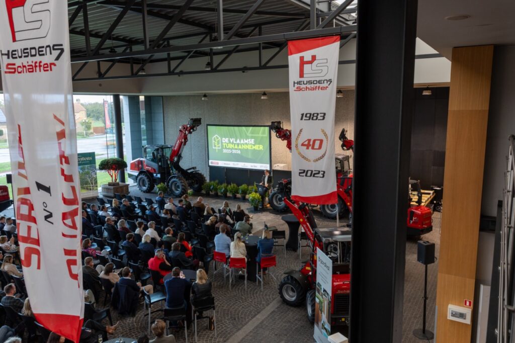 Prijsuitreiking wedstrijd De Vlaamse Tuinaannemer 2025-2026: Ook Vlaams minister van Omgeving en Landbouw, de heer Jo Brouns, was aanwezig om de laureaten toe te spreken.
