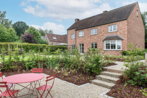 Vanaf de straat is de toon duidelijk gezet. De tuin die deze woning in een woonwijk in Waals-Brabant omringt, is een Franse tuin waarvan de lijnen en het ritme nauwkeurig zijn bepaald volgens de wensen van de klant. Thibault van Duyse en Joffrey Wamberchies van het Waalse tuinbedrijf 'Le jardin des paysagistes' wonnen met dit project de award voor 'Jong Talent' in de wedstrijd 'De Waalse Tuinaannemer 2024'.