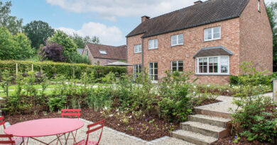 Vanaf de straat is de toon duidelijk gezet. De tuin die deze woning in een woonwijk in Waals-Brabant omringt, is een Franse tuin waarvan de lijnen en het ritme nauwkeurig zijn bepaald volgens de wensen van de klant. Thibault van Duyse en Joffrey Wamberchies van het Waalse tuinbedrijf 'Le jardin des paysagistes' wonnen met dit project de award voor 'Jong Talent' in de wedstrijd 'De Waalse Tuinaannemer 2024'.